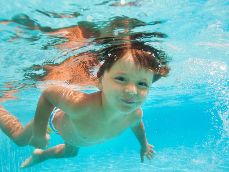  Ein Kind unter Wasser.