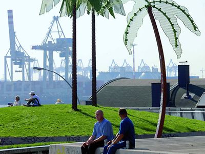  Der Antonipark in St. Pauli mit Blick auf den Hamburger Hafen