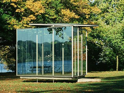  Glaspavillon in einem Park am See