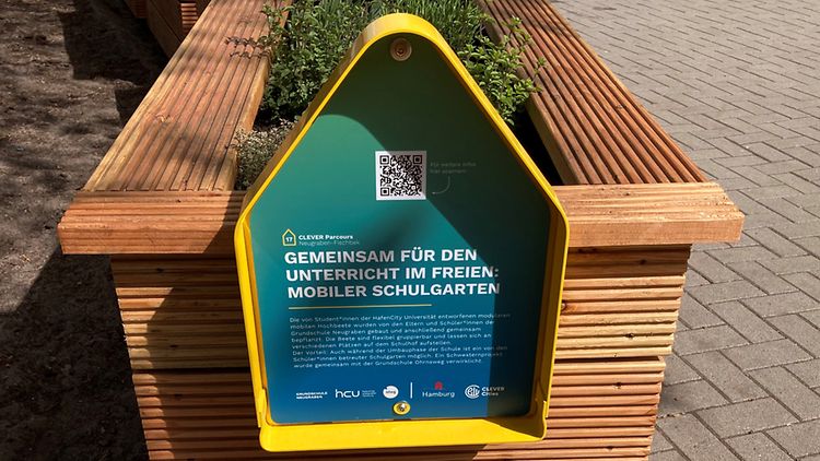  Schild mit Infos über mobilen Schulgarten.