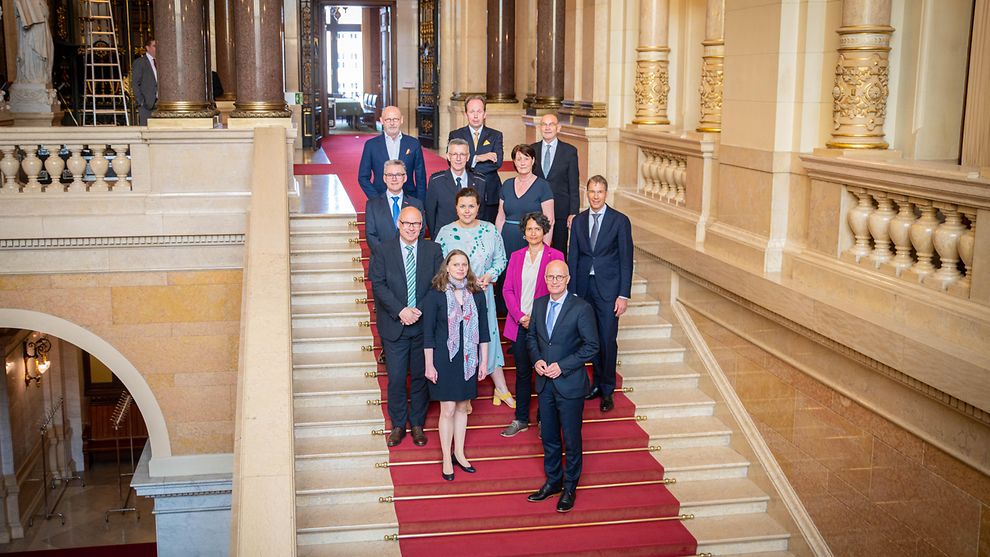Gruppenfoto: Die Mitglieder des Hamburger "Bündnis für Gute Arbeit" auf der Rathaustreppe