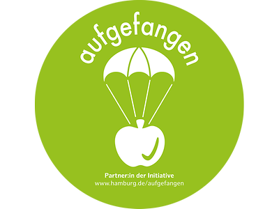  Ein grüner Kreis mit dem Logo der Initiative "aufgefangen" darin. Darunter steht: "Partner:in der Initiative www.hamburg.de/aufgefangen"