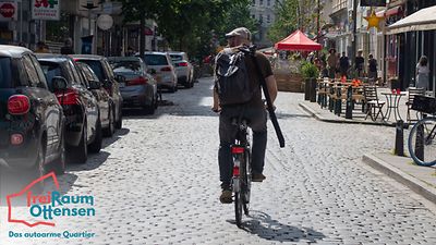  Fahrradfahrer fährt in verkehrsberuhigter Zone.