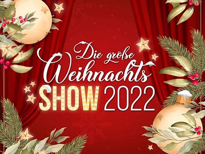  Schriftzug "Die große Weihnachts-Show 2022" vor rotem Vorhang und weihnachtlichen Elementen.