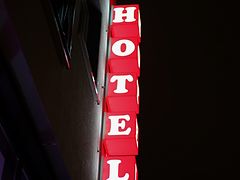  Hotel- rote Leuchtreklame vor dunklem Hintergrund