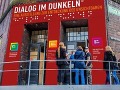  Eine Besucherschlange vor dem Dialoghaus Hamburg. Über der Tür steht "Dialog im Dunkeln".