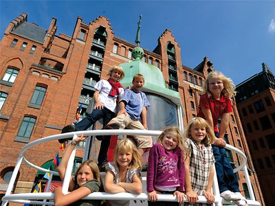 Eine Gruppe von Kindern vor dem Internationalen Maritimen Museum.