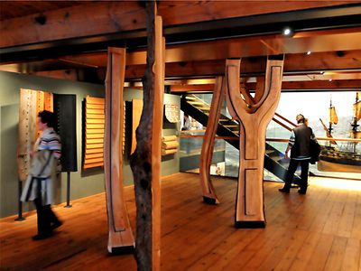  Ein Museumraum mit Holzverkleidung.