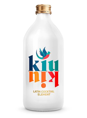 Eine Getränkeflasche mit einem Vogel darauf und der horizontal gespiegelten Schrift "kiu kiu".