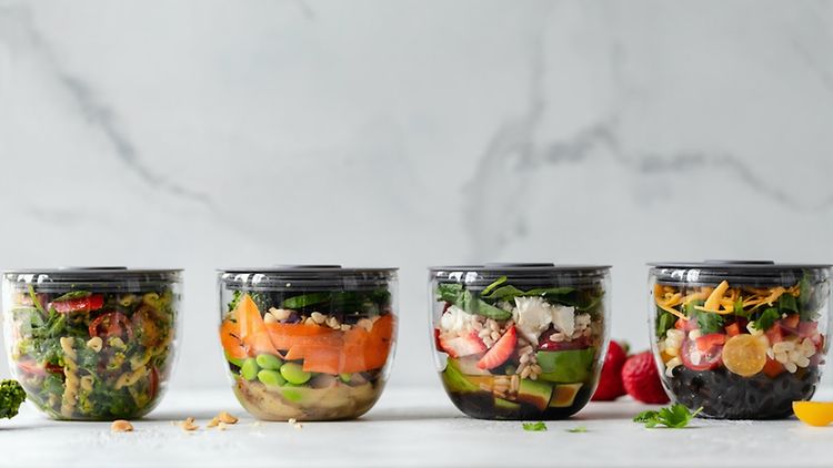  Vier verschiedenen Salate in Mehrwegverpackungen