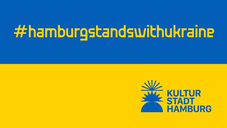  Die Ukraine-Flagge mit dem Hashtag #hamburgstandswithukraine.