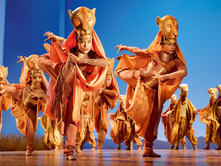  Löwinnen tanzen im Musical König der Löwen. 