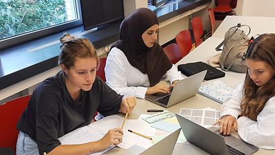  Drei Studentinnen arbeiten an ihren Computern