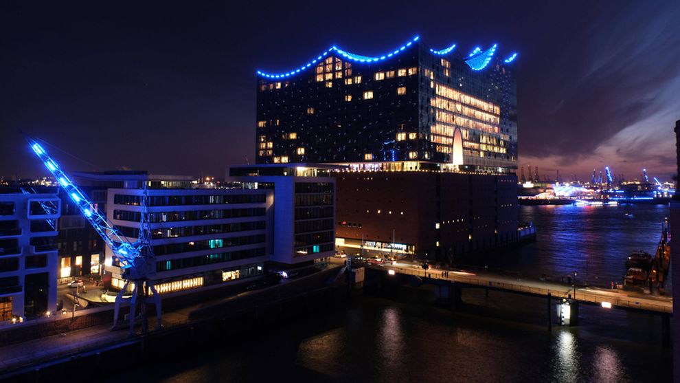 Elbphilharmonie in blauem Licht getaucht