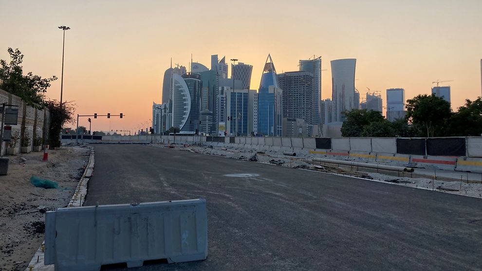 Leere Straße, im Hintergrund die Hochhäuser von Katar
