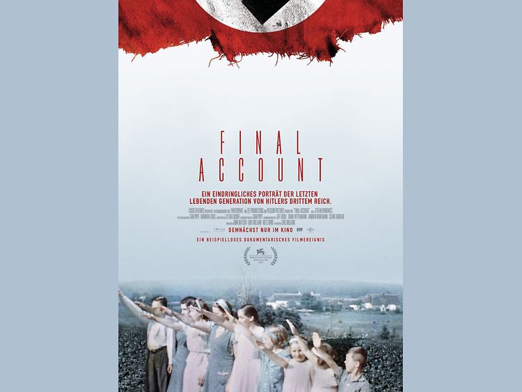  Filmplakat: im Vordergrund eine Gruppe Mädchen mit erhobenem rechten Arm. Am oberen Rand ein Teil einer etwas zerissenen Fahne