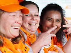  Drei lachende Frauen in Arbeitskleidung werben für den Matchday