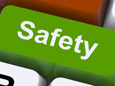  Tastaturen mit den Aufschriften "Danger" und "Safety"