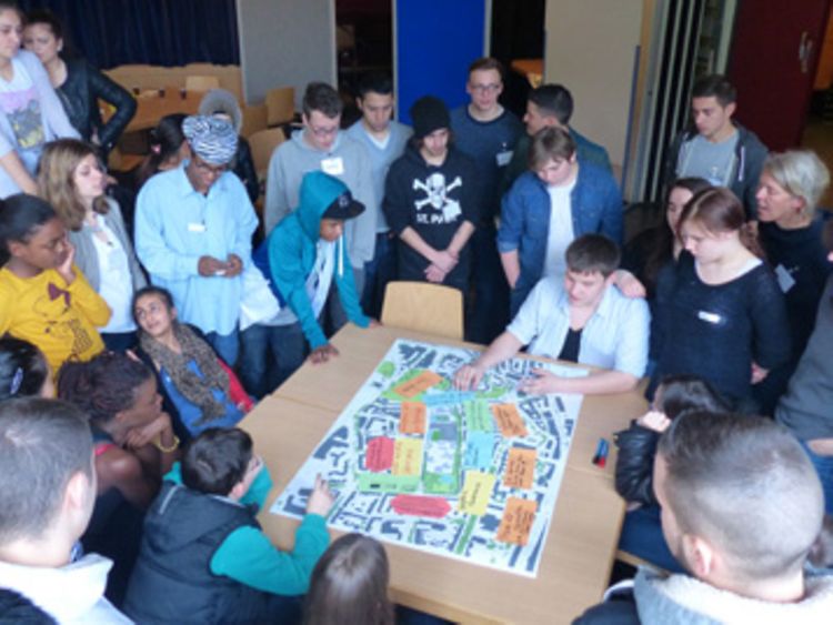 Eine Gruppe Jugendlicher nimmt an einem Workshop teil