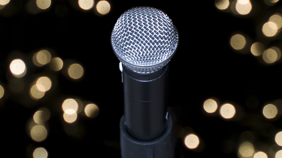 Ein Mikrofon mit Lichtern im Hintergrund.