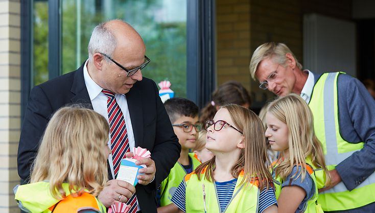 Senator Ties Rabe mit Schülerinnen und Schüler der Grundschule Turmweg in Pöseldorf 