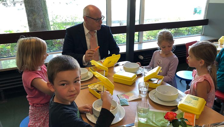 Senator Rabe mit Schülerinnen und Schülern beim Frühstück