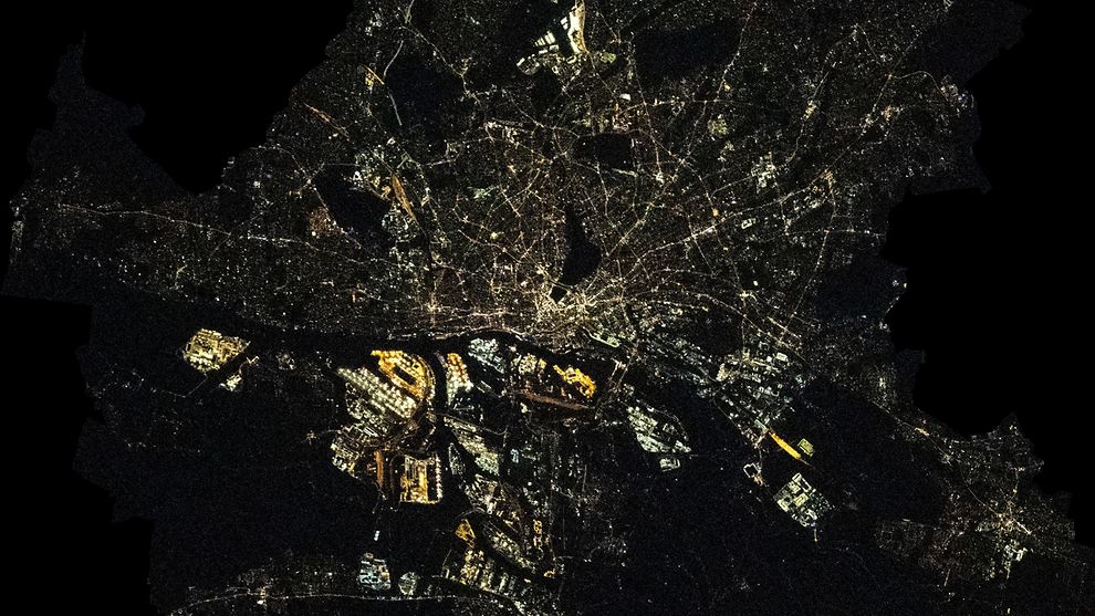 Nachtaufnahme der Stadt Hamburg aus dem Weltall.