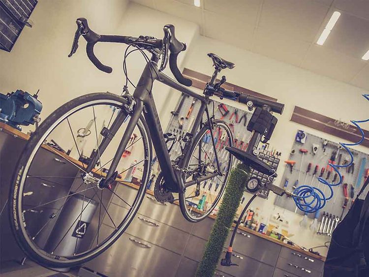  Fahrrad in der Werkstatt eines Fahrradladens