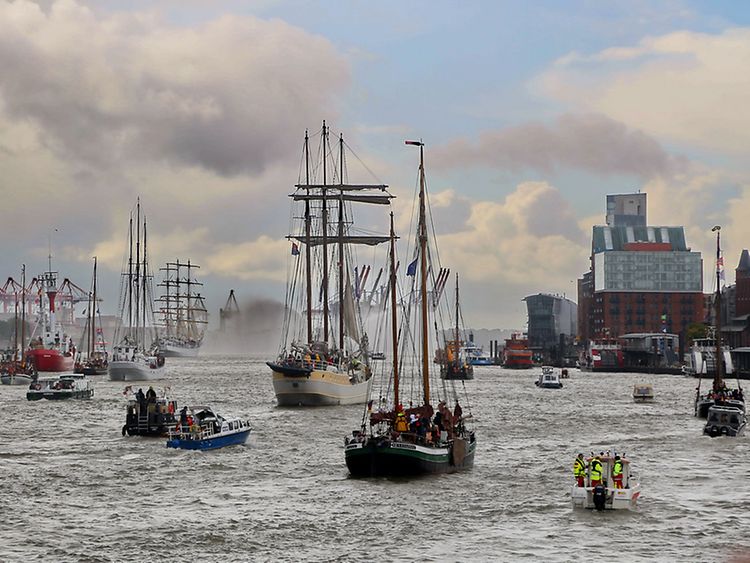  Mehrere Schiffe verlassen den Hamburger Hafen bei der großen Auslaufparade.