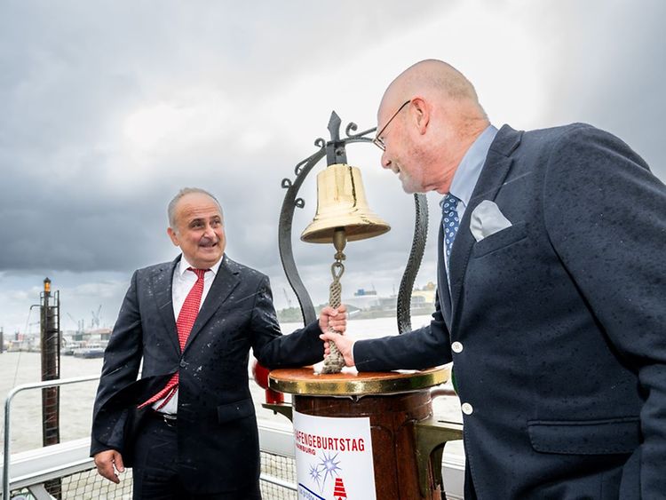  Hamburgs Wirtschaftssenator Michael Westhagemann und Kroatiens Botschafter Gordan Bakota läuten die Schiffsglocke auf der Rickmer Rickmers.