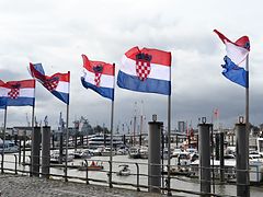  Die Flaggen des Länderpartners Kroatien wehen im Wind.