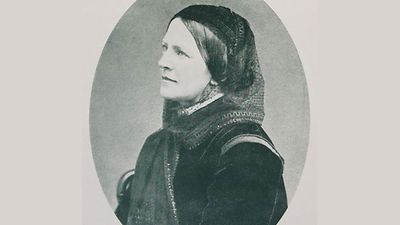  Historische Abbildung einer Frau mit dünnem schwarzem Tuch aks Kopfbedeckung in ovalem Passepartout