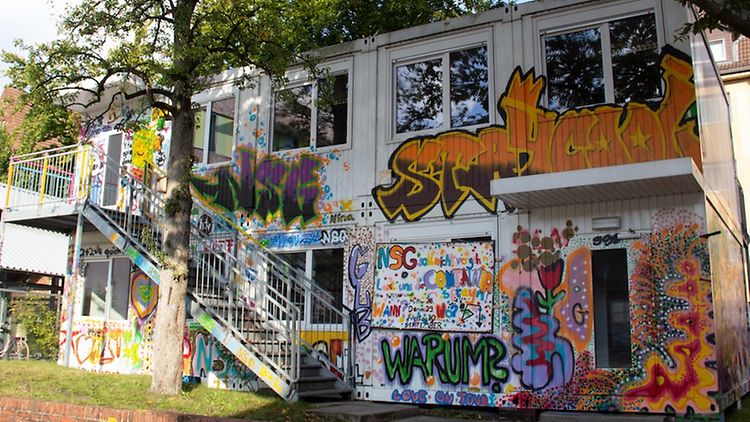  Der Aufenthaltsraum einer Schule wurde mit künstlerischen Graffitis besprüht.