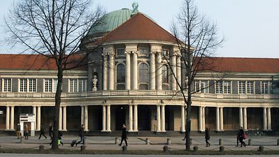  Hauptgebäude der Universität Hamburg