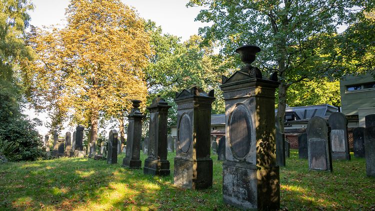  ein Ort des Gedenkens mit Grabsteinen, die von einer langen wechselvollen Geschichte zeugen