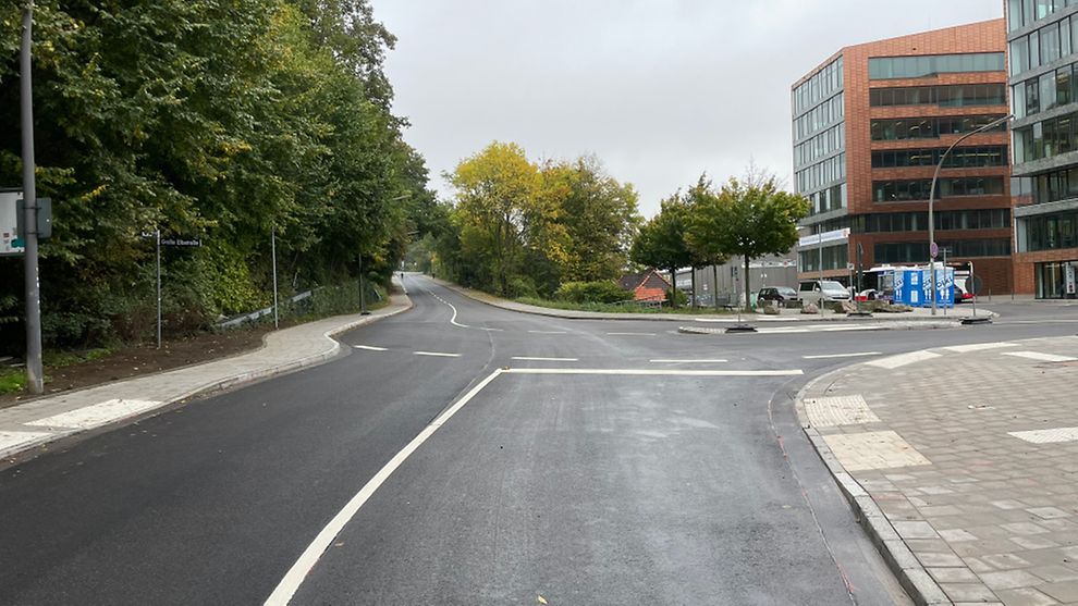 Eine Aufnahme einer Straße mit Kreisverkehr
