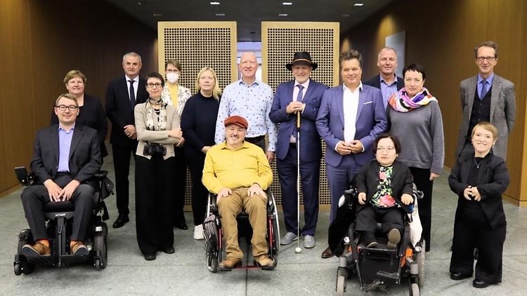  Die Beauftragten für die Belange von Menschen mit Behinderungen aus Bund und Ländern stehen nebeneinander für ein Foto.