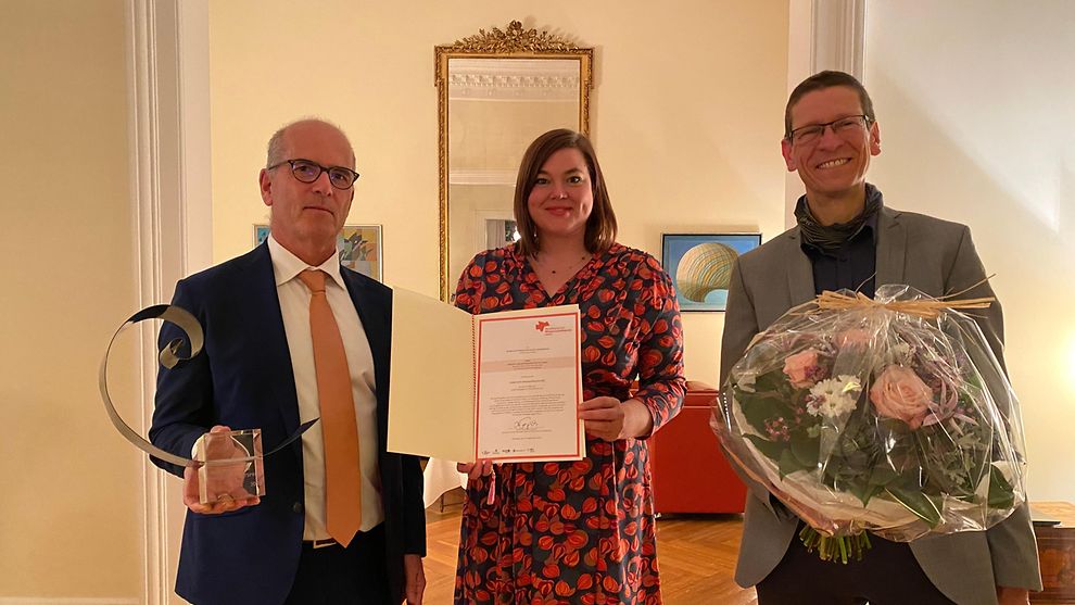 Beim Norddeutschen Wissenschaftspreis 2022 steht Wissenschaftssenatorin Katharina Fegebank zusammen mit den Preisträgern Prof. Schneider und Prof. Korte
