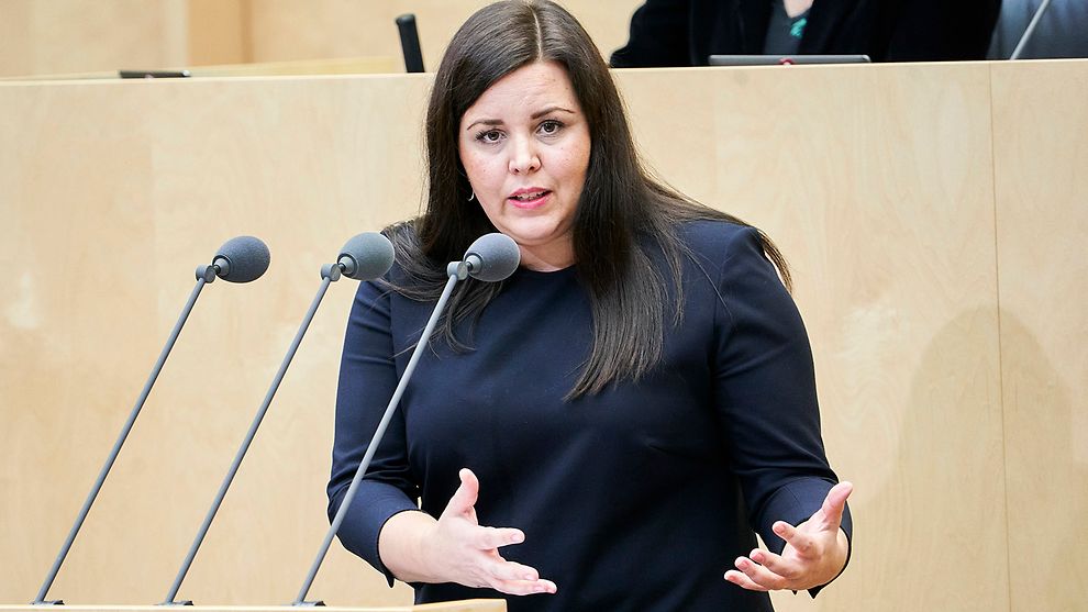 Eine Frau in einem dunkelblauen Kleid steht hinter einem Rednerpult im Bundesrat.