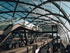  Eine U-Bahn-Station mit Bogendach aus Glas. Im Hintergrund sind die Elbe und die Elbbrücken zu sehen.