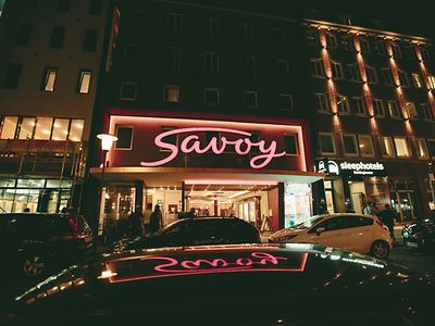  Außenansicht des Savoy Kinos.