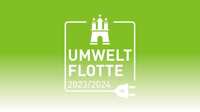 weißes Siegel auf grünem Hintergrund mit der Aufschrift Umweltflotte 2023/2024