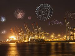  Ein Feuerwerk wird über einem Hafen abgebrannt.