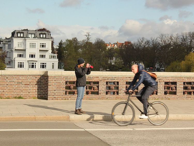  Fahrradfahrer auf Brücke