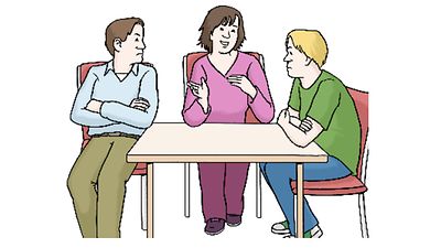  Drei Menschen sprechen an einem Tisch miteinander