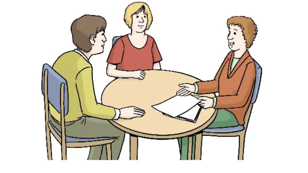  Drei Menschen reden miteinander an einem runden Tisch