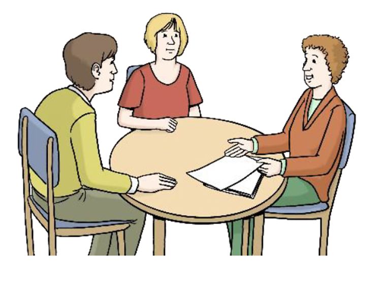  Drei Menschen reden miteinander an einem runden Tisch