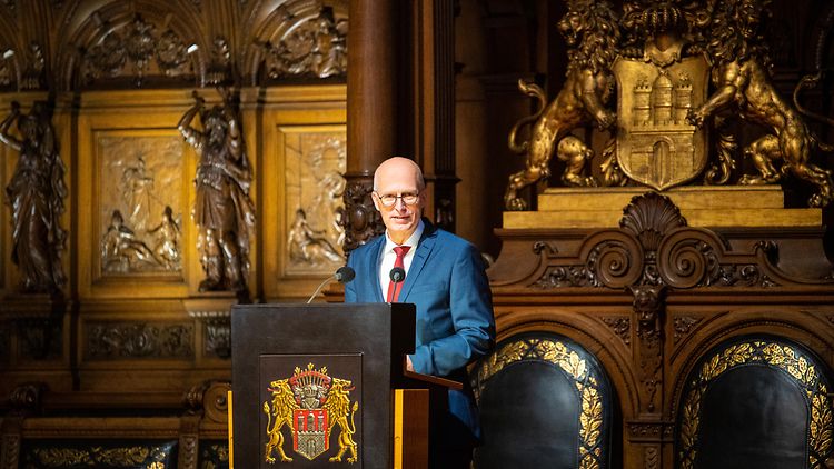 Erster Bürgermeister Dr. Peter Tschenscher bei seiner Rede zum Festakt für das 150-jährige Jubiläum der Feuerwehr Hamburg