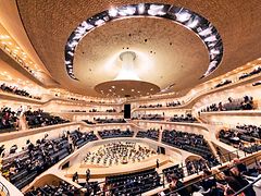  Panoramaaufnahme des Großen Saals der Elbphilharmonie.