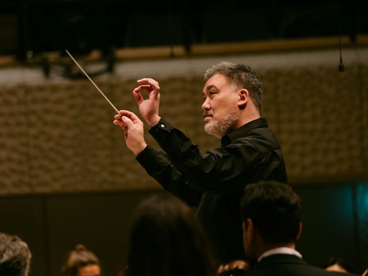  Der Dirigent Alan Gilbert hat die Hände zum Dirigieren gehoben.